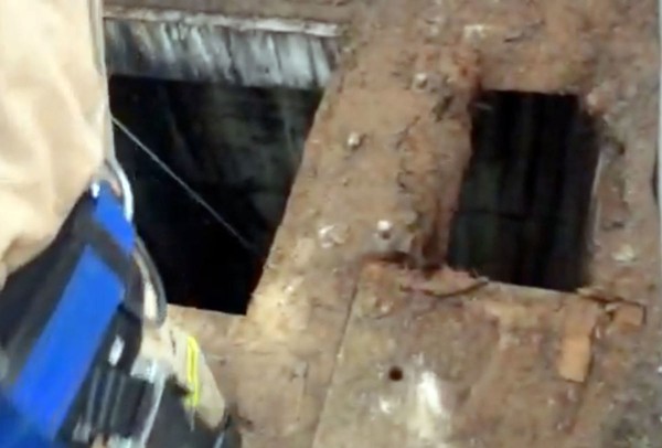 Dấu vân tay cứu sống cậu bé mắc kẹt 12 tiếng dưới đường ống thoát nước - Ảnh 2. Dấu vân tay cứu sống cậu bé mắc kẹt 12 tiếng dưới đường ống thoát nước - Ảnh 2.