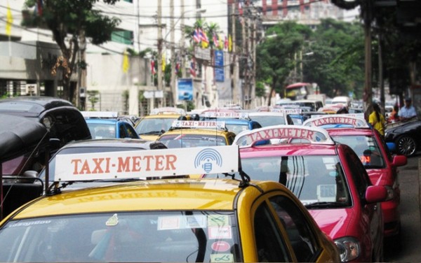 Khách du lịch Trung Quốc đại tiện ngay trên taxi, ương bướng không trả phí làm sạch - Ảnh 1.