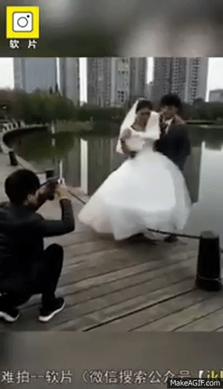 Cô dâu ngã xuống nước, chú rể hít khói xe: Loạt tai nạn khi chụp ảnh cưới khiến ai xem cũng phải cười chảy nước mắt - Ảnh 3. Cô dâu ngã xuống nước, chú rể hít khói xe: Loạt tai nạn khi chụp ảnh cưới khiến ai xem cũng phải cười chảy nước mắt - Ảnh 3.