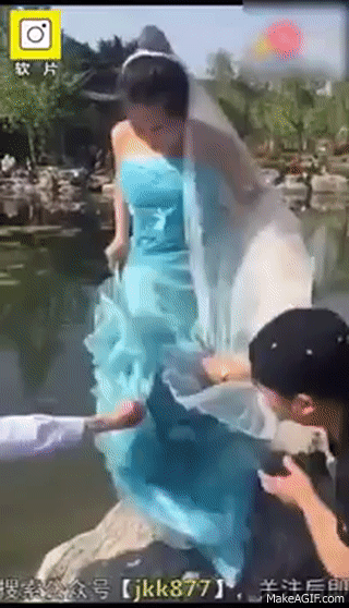 Cô dâu ngã xuống nước, chú rể hít khói xe: Loạt tai nạn khi chụp ảnh cưới khiến ai xem cũng phải cười chảy nước mắt - Ảnh 6. Cô dâu ngã xuống nước, chú rể hít khói xe: Loạt tai nạn khi chụp ảnh cưới khiến ai xem cũng phải cười chảy nước mắt - Ảnh 6.