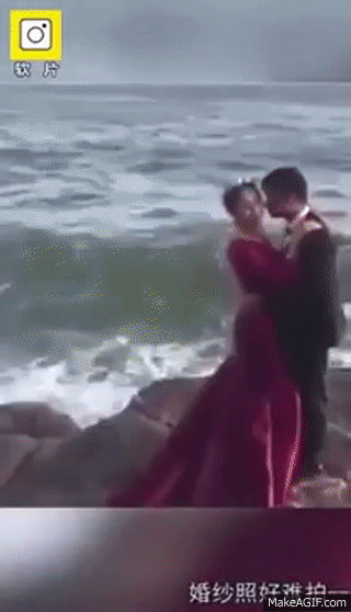 Cô dâu ngã xuống nước, chú rể hít khói xe: Loạt tai nạn khi chụp ảnh cưới khiến ai xem cũng phải cười chảy nước mắt - Ảnh 9. Cô dâu ngã xuống nước, chú rể hít khói xe: Loạt tai nạn khi chụp ảnh cưới khiến ai xem cũng phải cười chảy nước mắt - Ảnh 9.