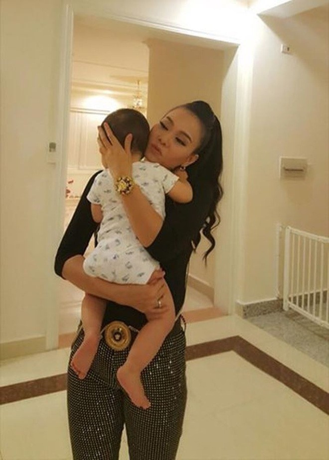 Sau 3 năm úp mở, Bé Gấu - con trai Thu Minh lần đầu lộ diện rõ mặt, lớn phổng phao khi đi diễn cùng mẹ - Ảnh 10.