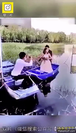 Cô dâu ngã xuống nước, chú rể hít khói xe: Loạt tai nạn khi chụp ảnh cưới khiến ai xem cũng phải cười chảy nước mắt - Ảnh 10. Cô dâu ngã xuống nước, chú rể hít khói xe: Loạt tai nạn khi chụp ảnh cưới khiến ai xem cũng phải cười chảy nước mắt - Ảnh 10.