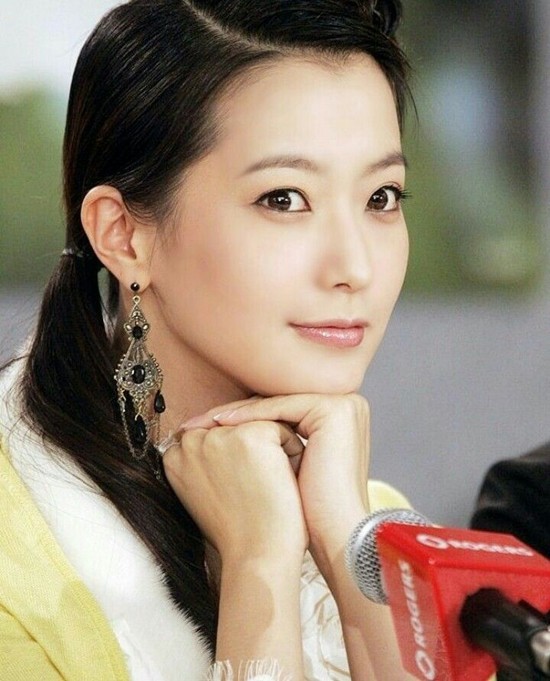 Kim Hee Sun: Bà hoàng giải trí từng muốn giải nghệ vì con, nhan sắc tuổi tứ tuần tự tin đánh bại cả tường thành Kim Tae Hee và Jeon Ji Hyun  - Ảnh 19.