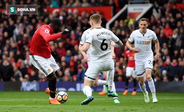 Lukaku: Trả món nợ Old Trafford, giáng đòn chí mạng vào Man City - Ảnh 1.