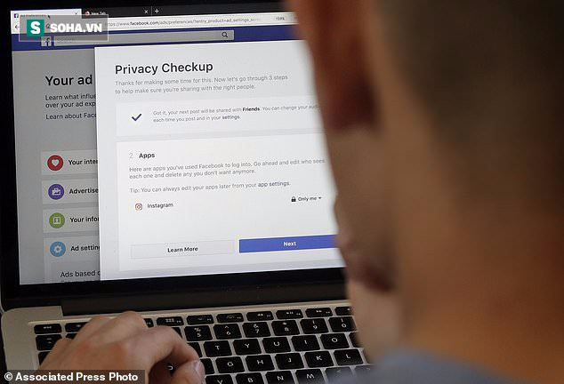 Mark Zuckerberg “đổ thêm dầu vào lửa” khi nói Facebook quét nội dung tin nhắn người dùng - Ảnh 1.