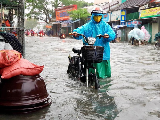 Ngập sâu giữa mùa nắng, dân TP Huế bì bõm lội trong nhà - Ảnh 3.