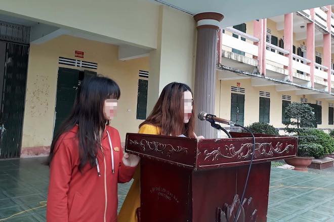 2 chị em dâu đứng trước trường để xin lỗi vì đánh ghen nhầm nữ sinh - Ảnh 2.
