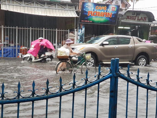 Ngập sâu giữa mùa nắng, dân TP Huế bì bõm lội trong nhà - Ảnh 1.