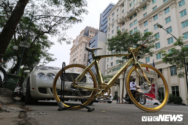 Bí ẩn chiếc xe đạp mạ vàng đắt ngang chung cư, người mua ra giá cả tỷ đồng - Ảnh 1.