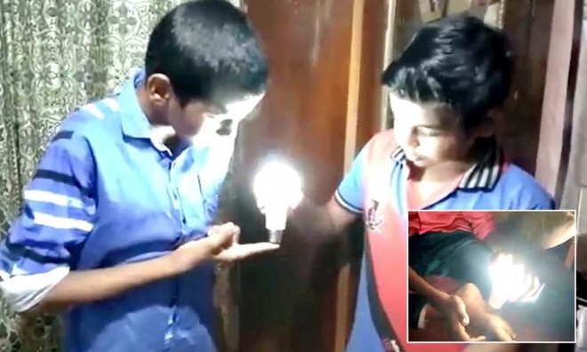 Gặp gỡ cậu bé 9 tuổi có khả năng thắp sáng bóng đèn LED chỉ bằng tay trần - Ảnh 2.