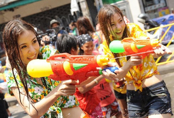 Nỗi sợ của chị em mùa lễ hội té nước: Một nửa phụ nữ Thái tham gia Songkran từng bị xâm hại tình dục - Ảnh 1.