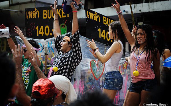 Nỗi sợ của chị em mùa lễ hội té nước: Một nửa phụ nữ Thái tham gia Songkran từng bị xâm hại tình dục - Ảnh 2.