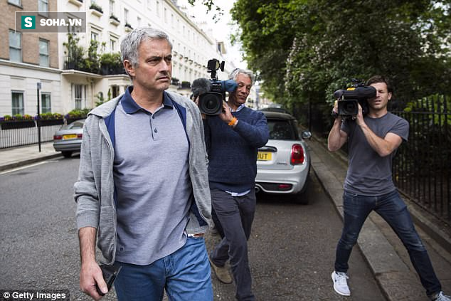 Bỏ bê công việc, hành động kỳ quặc, Mourinho đang tính đánh bài chuồn khỏi Man United? - Ảnh 1.