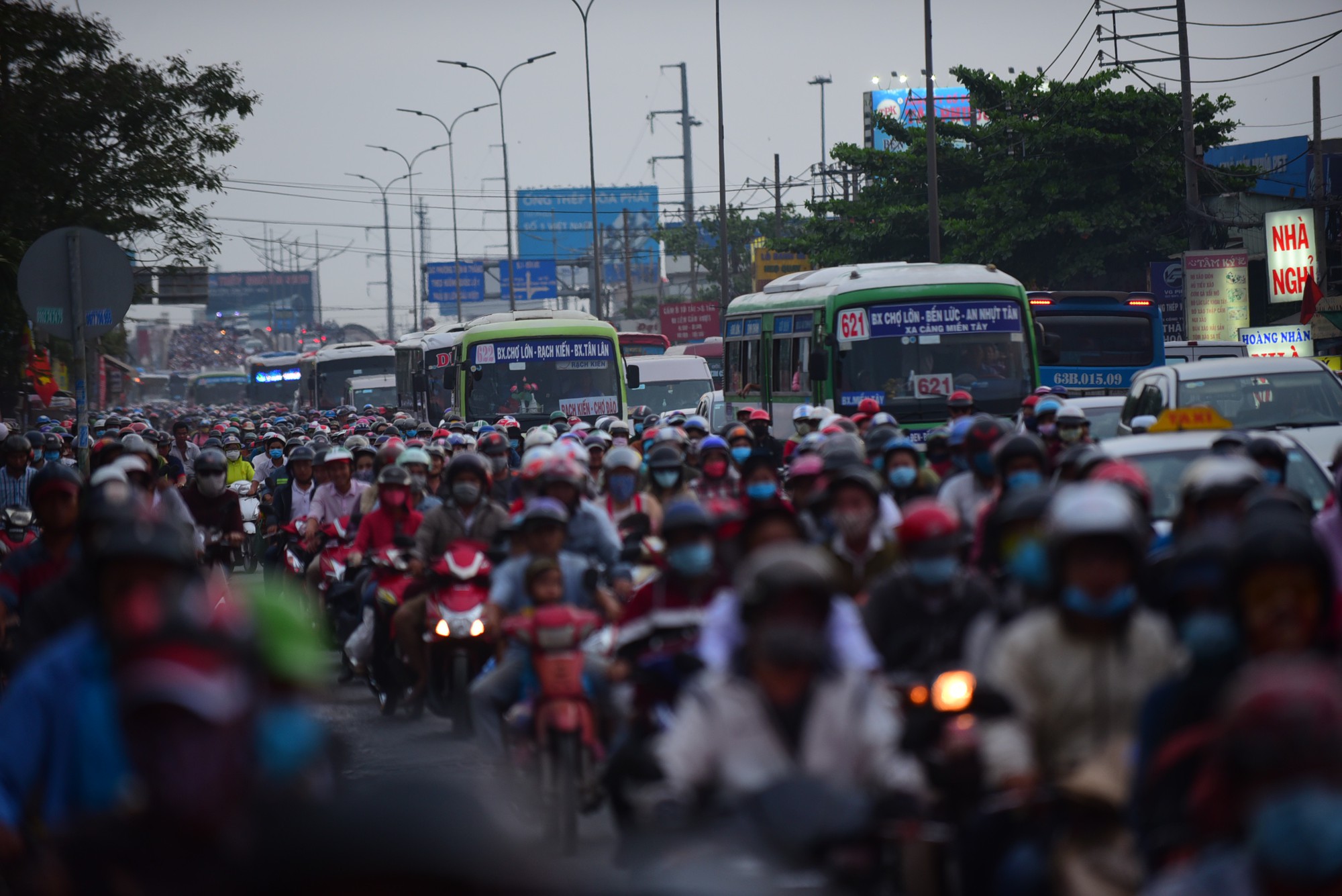 Dòng xe máy nhích từng chút về Sài Gòn sau kỳ nghỉ lễ - Ảnh 4.