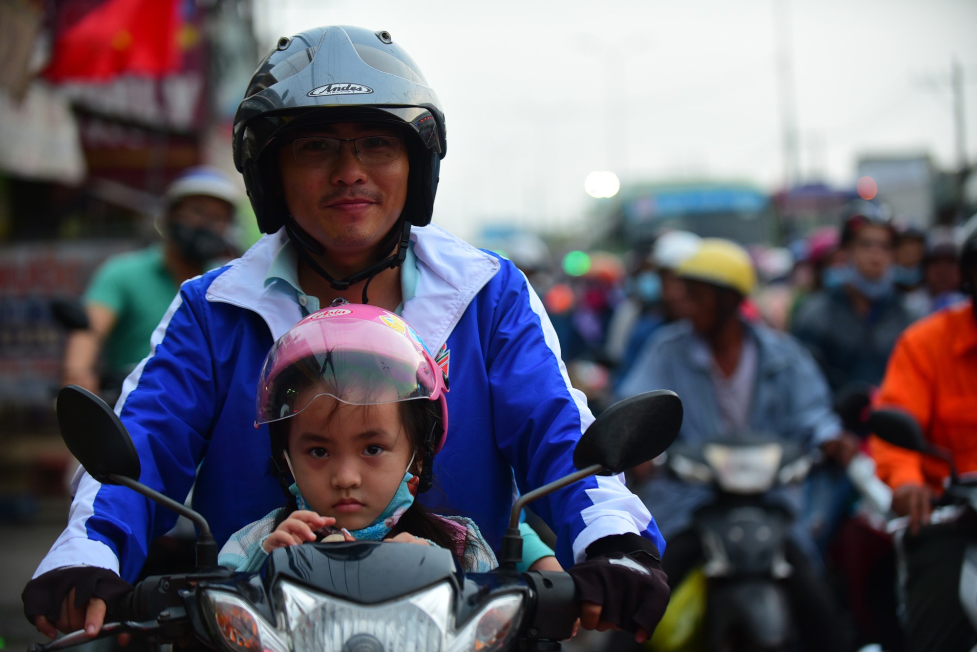 Dòng xe máy nhích từng chút về Sài Gòn sau kỳ nghỉ lễ - Ảnh 7.