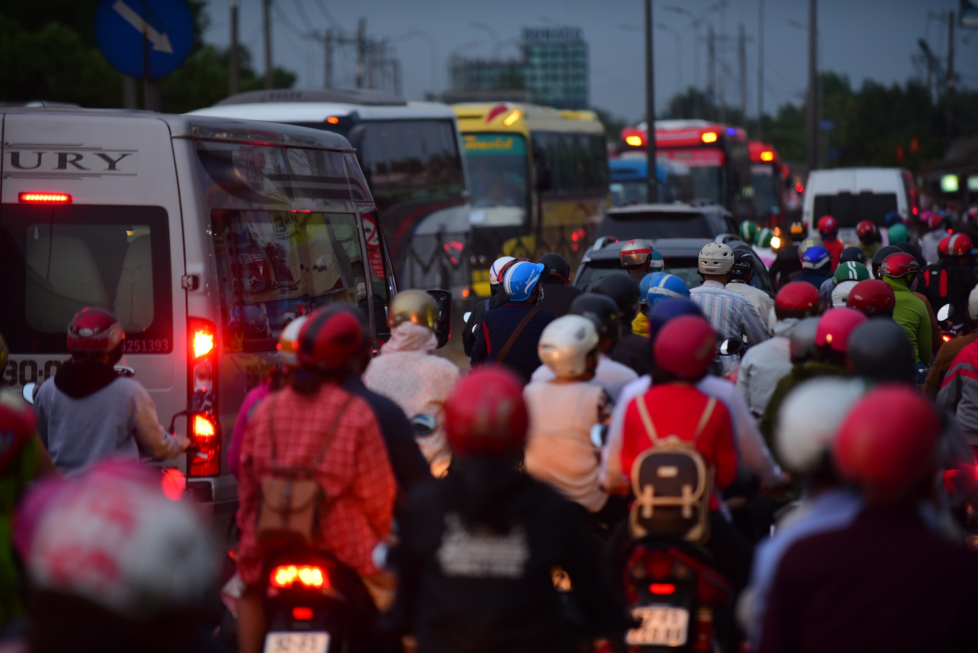 Dòng xe máy nhích từng chút về Sài Gòn sau kỳ nghỉ lễ - Ảnh 8.