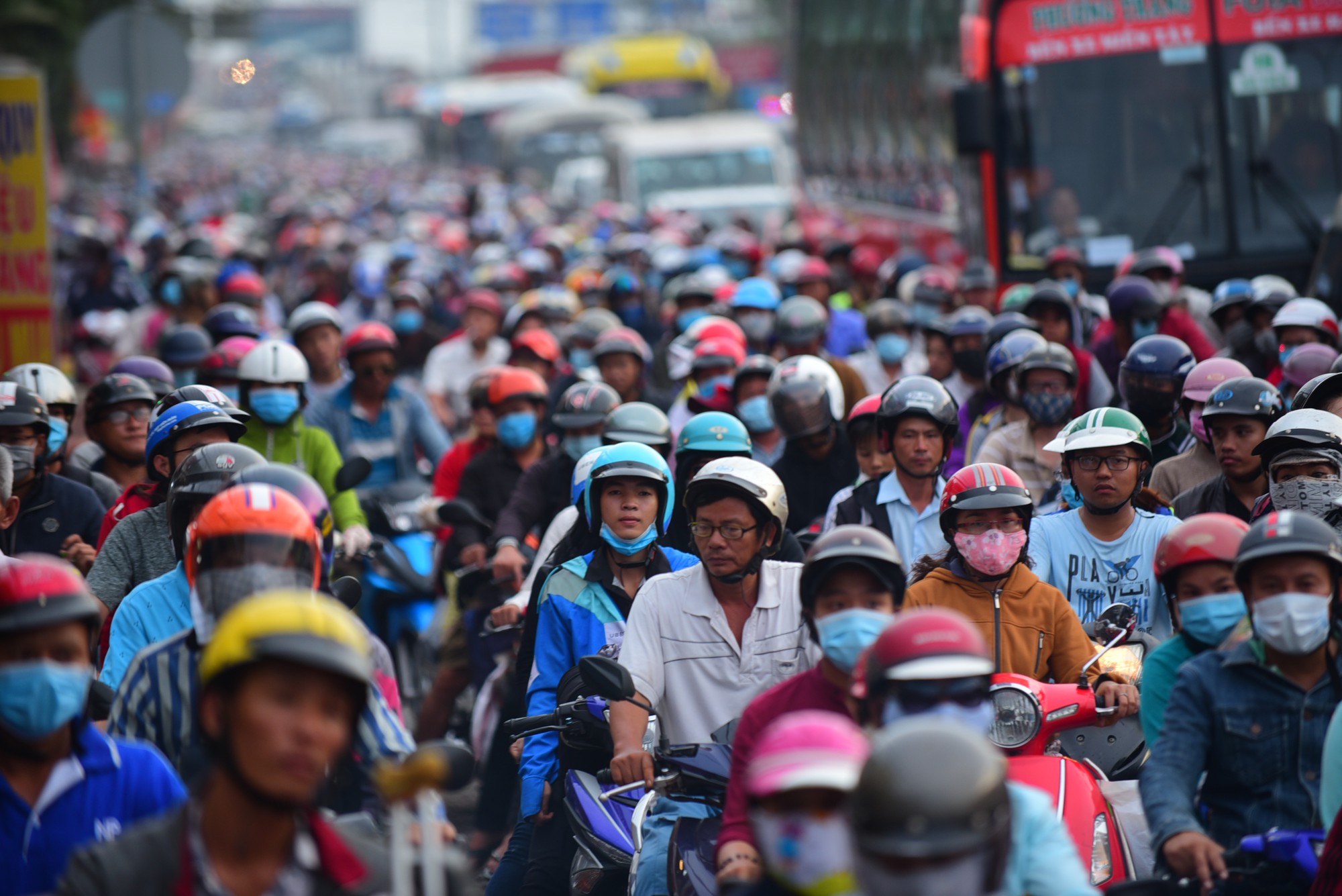 Dòng xe máy nhích từng chút về Sài Gòn sau kỳ nghỉ lễ - Ảnh 16.
