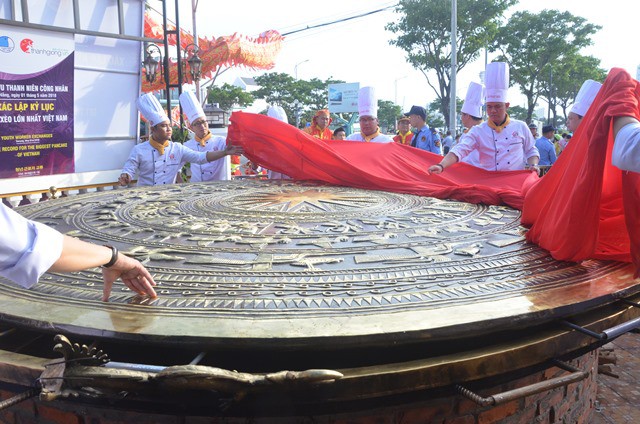 Cận cảnh chiếc bánh xèo lớn nhất Việt Nam được chế biến từ 100 kg tôm hùm - Ảnh 3.