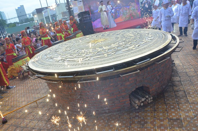 Cận cảnh chiếc bánh xèo lớn nhất Việt Nam được chế biến từ 100 kg tôm hùm - Ảnh 4.