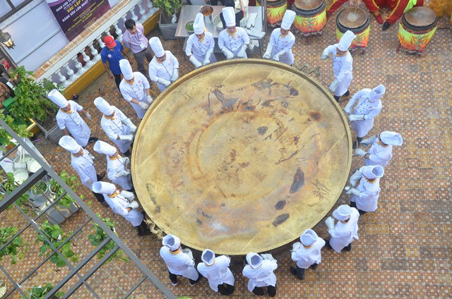Cận cảnh chiếc bánh xèo lớn nhất Việt Nam được chế biến từ 100 kg tôm hùm - Ảnh 8.
