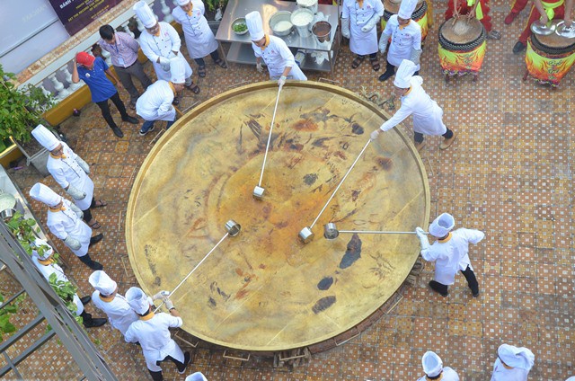 Cận cảnh chiếc bánh xèo lớn nhất Việt Nam được chế biến từ 100 kg tôm hùm - Ảnh 7.