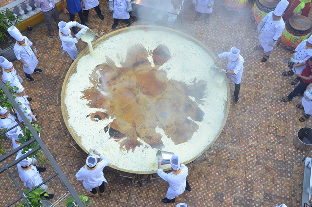 Cận cảnh chiếc bánh xèo lớn nhất Việt Nam được chế biến từ 100 kg tôm hùm - Ảnh 9.