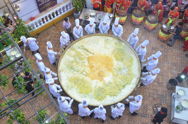 Cận cảnh chiếc bánh xèo lớn nhất Việt Nam được chế biến từ 100 kg tôm hùm - Ảnh 10.