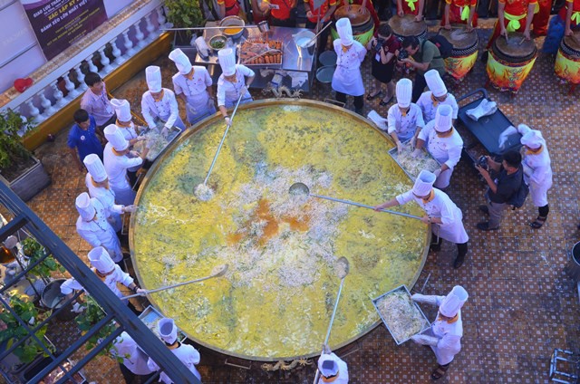 Cận cảnh chiếc bánh xèo lớn nhất Việt Nam được chế biến từ 100 kg tôm hùm - Ảnh 11.