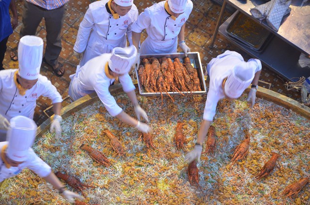 Cận cảnh chiếc bánh xèo lớn nhất Việt Nam được chế biến từ 100 kg tôm hùm - Ảnh 13.