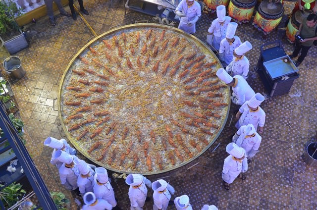 Cận cảnh chiếc bánh xèo lớn nhất Việt Nam được chế biến từ 100 kg tôm hùm - Ảnh 14.