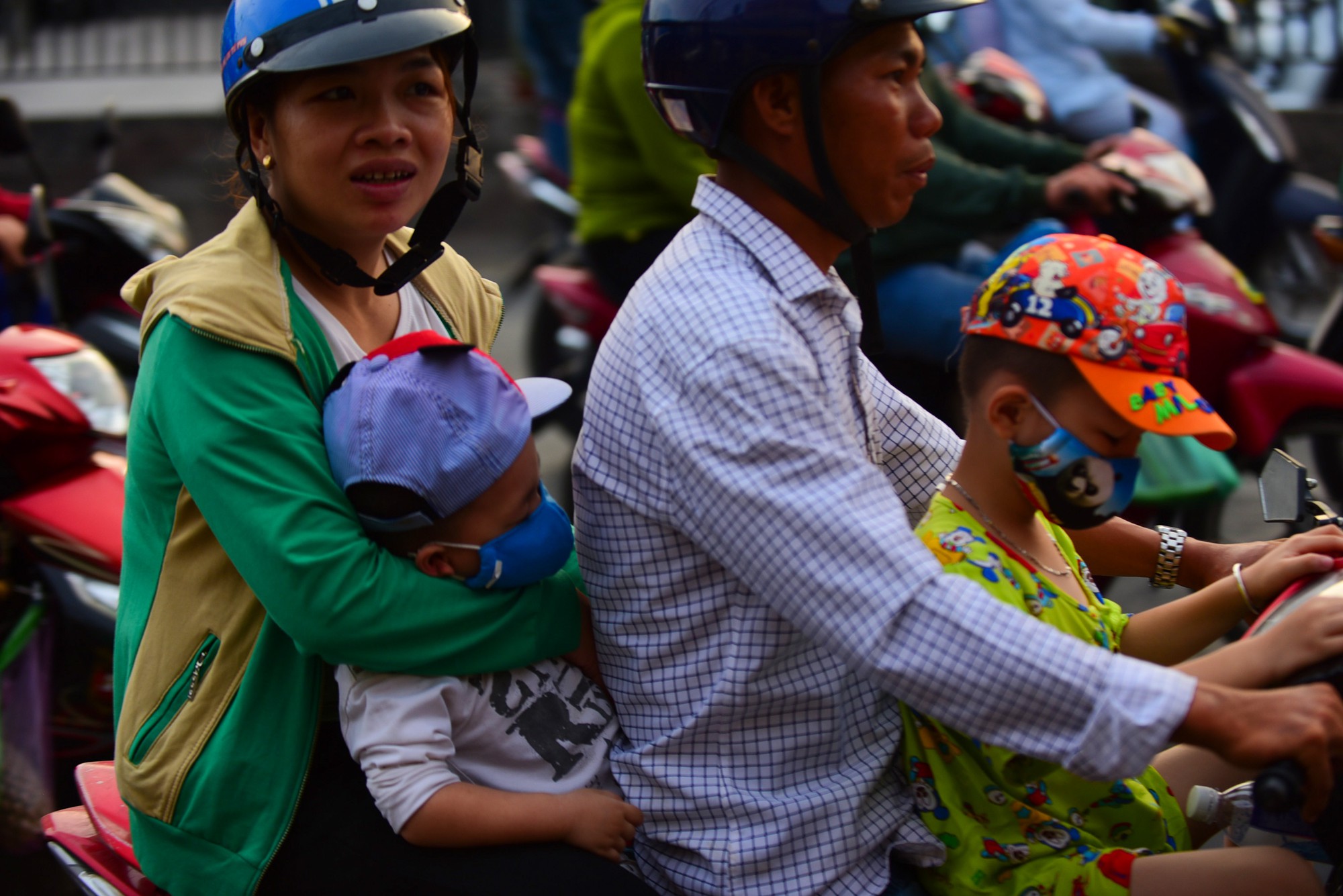 Dòng xe máy nhích từng chút về Sài Gòn sau kỳ nghỉ lễ - Ảnh 9.