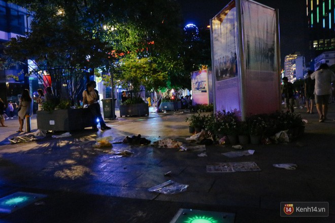 Rác ngập trên phố đi bộ Nguyễn Huệ và công viên sau màn pháo hoa mừng lễ 30/4 ở Sài Gòn - Ảnh 17.