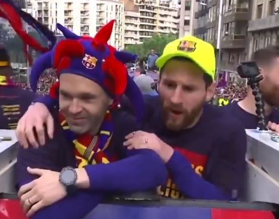 Hình ảnh cảm động giữa Messi và Iniesta trong lễ diễu hành mừng chức vô địch La Liga - Ảnh 3.