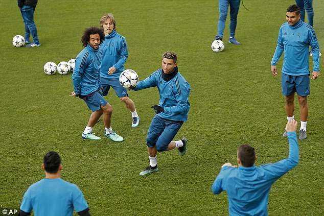 Ronaldo và đồng đội pose ảnh như biệt đội Avengers, sẵn sàng tái chiến Bayern - Ảnh 4.