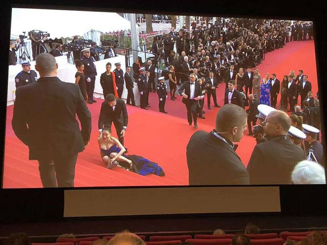 Giả vờ ngã, mặc Hoàng Bào và những trò lố của mỹ nhân Hoa ngữ trên thảm đỏ Cannes 2018 - Ảnh 6.
