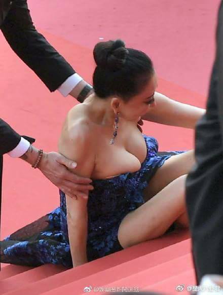 Giả vờ ngã, mặc Hoàng Bào và những trò lố của mỹ nhân Hoa ngữ trên thảm đỏ Cannes 2018 - Ảnh 7.