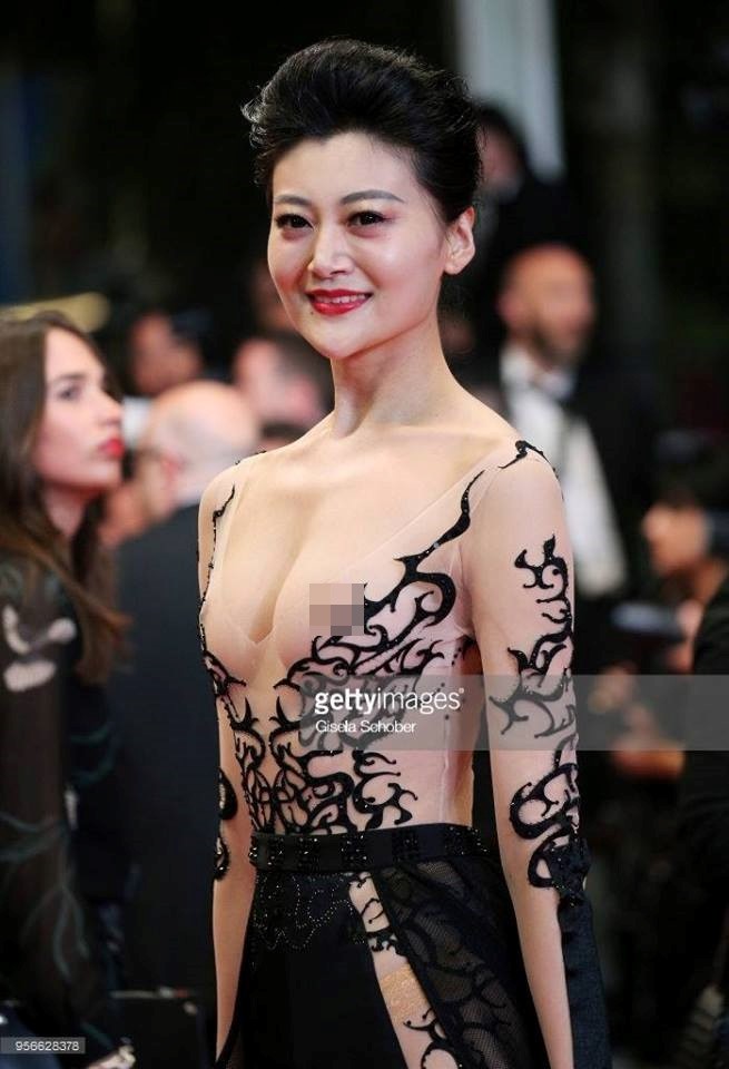 Giả vờ ngã, mặc Hoàng Bào và những trò lố của mỹ nhân Hoa ngữ trên thảm đỏ Cannes 2018 - Ảnh 11.