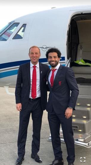 Mohamed Salah ngồi máy bay riêng đến London nhận hat-trick danh hiệu - Ảnh 1.