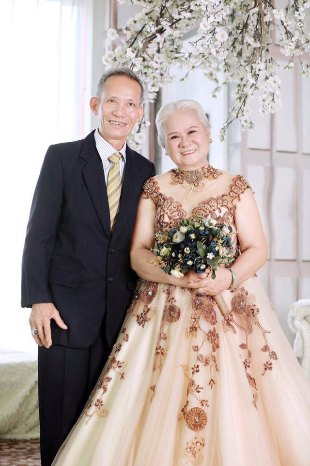 Bức ảnh mặc váy cưới đầu tiên sau 50 năm của bà ngoại và bộ hình 5 thế hệ trong gia đình - Ảnh 2.