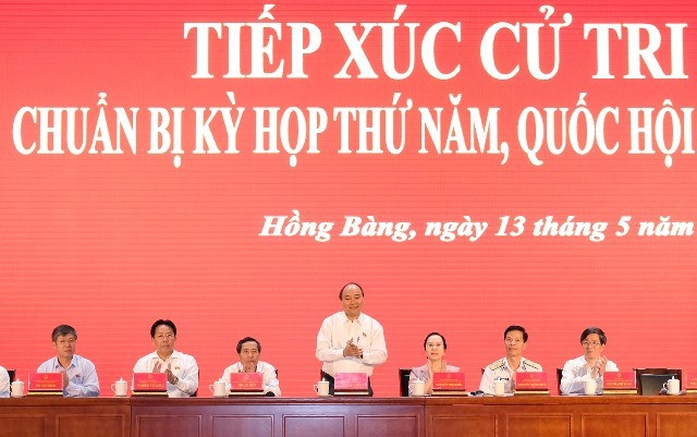 Thủ tướng tiếp xúc cử tri tại Hải Phòng: “Cán bộ bớt ngồi phòng lạnh để gần dân hơn...” - Ảnh 1.