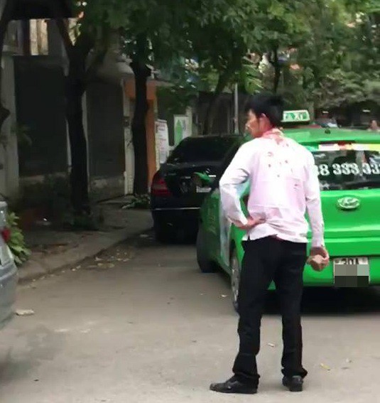 Diễn biến mới nhất vụ dùng gạch “choảng” tài xế taxi Mai Linh do nhắc nhở đỗ xe - Ảnh 2.