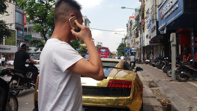 Hà Nội: Lamborghini bạc tỷ bốc khói nghi ngút giữa phố, người dân hiếu kỳ vây quanh - Ảnh 1.