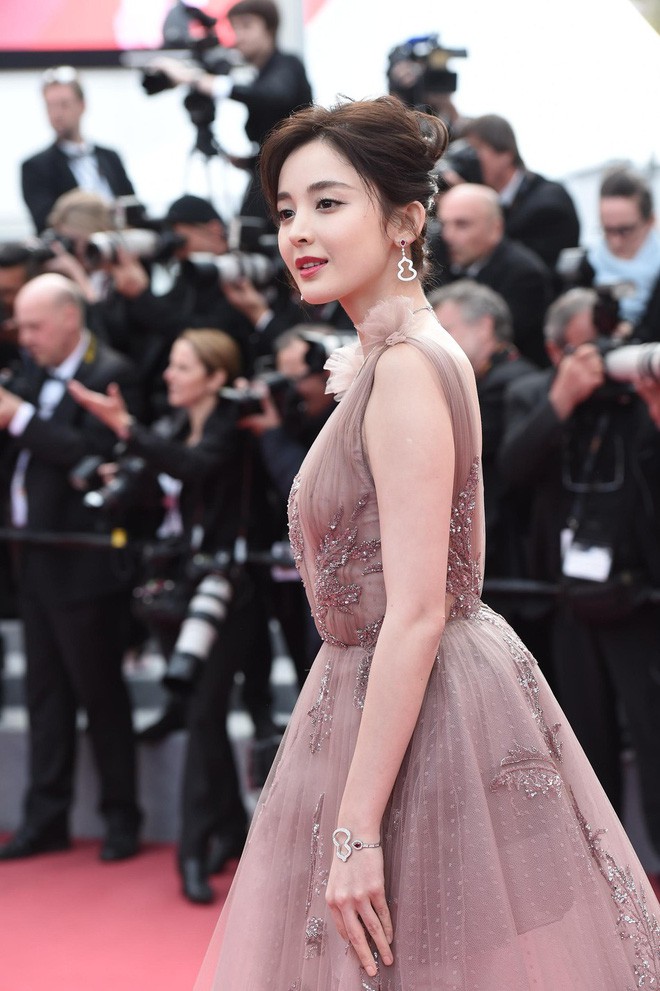 Phạm Băng Băng vắng mặt, người đẹp Tân Cương thành tâm điểm thảm đỏ LHP Cannes - Ảnh 4.