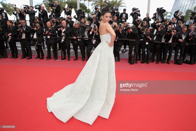 Phạm Băng Băng vắng mặt, người đẹp Tân Cương thành tâm điểm thảm đỏ LHP Cannes - Ảnh 10.