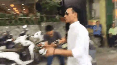 [Video] Phạm Anh Khoa lao ra phố sau buổi họp báo chớp nhoáng - Ảnh 2.