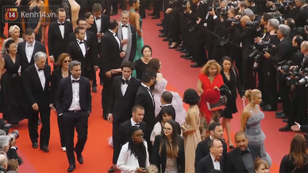 Cận cảnh khoảnh khắc lật mặt như bánh tráng của Jessica khi bị đuổi khéo vì câu giờ tạo dáng trên thảm đỏ Cannes - Ảnh 4.