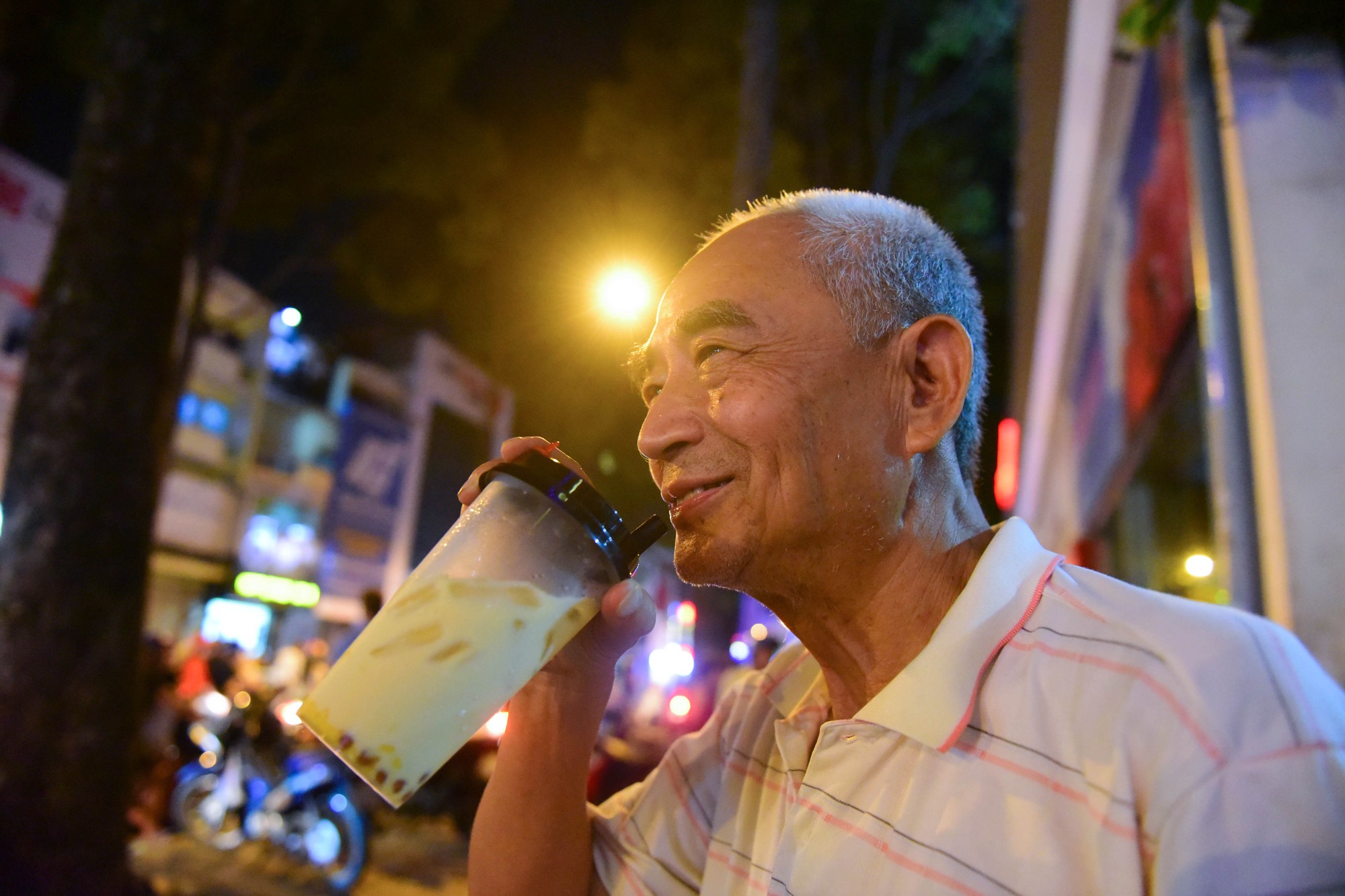 Người Sài Gòn xếp hàng kín vỉa hè chờ mua sữa tươi trân châu đường đen - Ảnh 11.