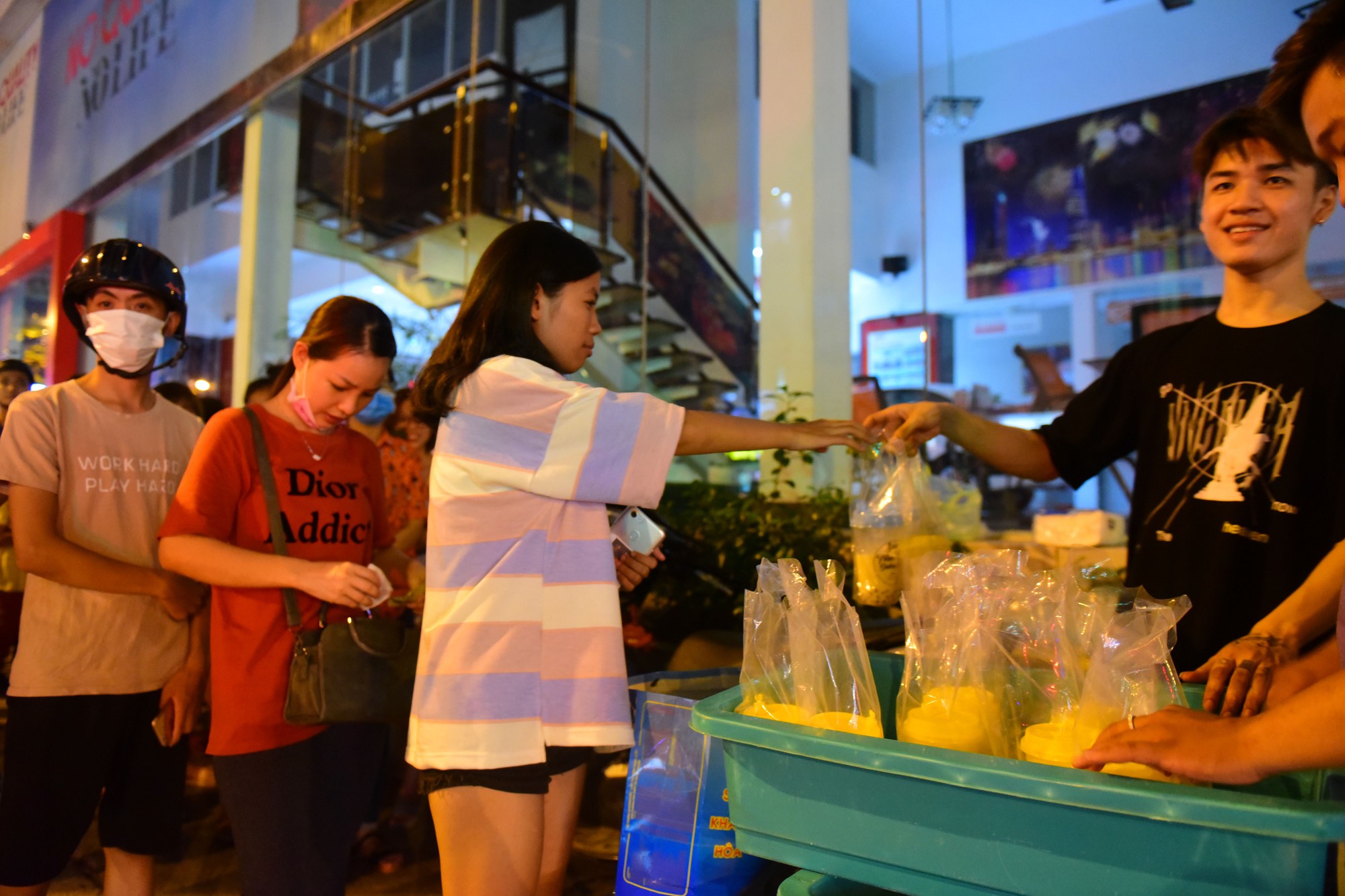 Người Sài Gòn xếp hàng kín vỉa hè chờ mua sữa tươi trân châu đường đen - Ảnh 12.