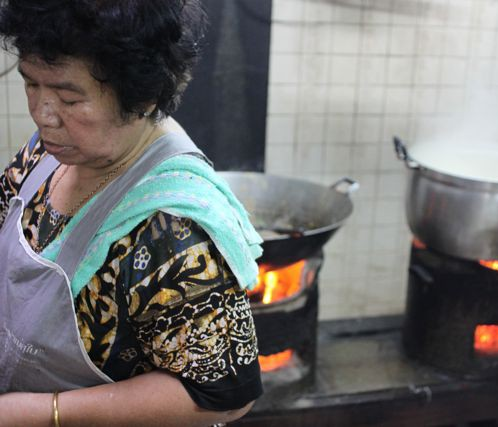 Chân dung nàng dâu đang làm xôn xao cõi mạng: Đi làm cả ngày để việc nhà mẹ chồng lo tất vẫn mắng mỏ nặng lời  - Ảnh 2.